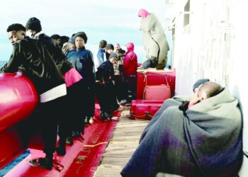 مئات المهاجرين عالقون في “المتوسط” ومنظمات إنسانية تطالب بسرعة إيوائهم