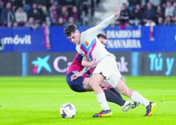 برشلونة منقوصاً يعزز صدارته أمام أوساسونا