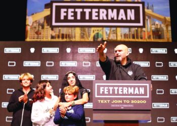 التشكيلة النهائية معلقة على نتائج أربع ولايات
المد الجمهوري يفشل والديمقراطيون ينتزعون المقعد “الأهم” في “الشيوخ