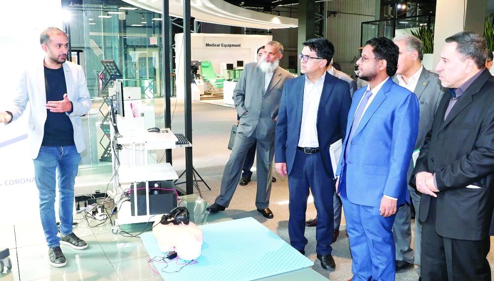 سلطنة عمان وإيران يبحثان تطوير خطوط الشحن وتسهيل الأعمال الجمركية