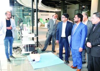 سلطنة عمان وإيران يبحثان تطوير خطوط الشحن وتسهيل الأعمال الجمركية