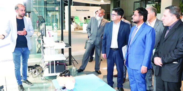 سلطنة عمان وإيران يبحثان تطوير خطوط الشحن وتسهيل الأعمال الجمركية