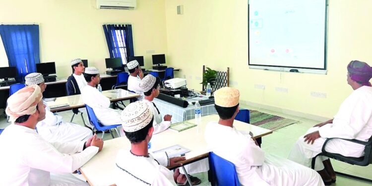 مناقشة الدور الإيجابي لقطاع السياحة في تنمية المجتمع