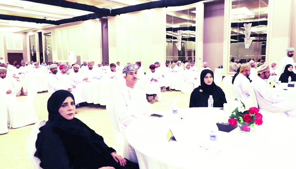 بحث مستجدات العملية التعليمية مع إدارات المدارس بظفار