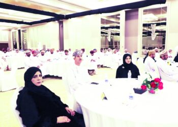 بحث مستجدات العملية التعليمية مع إدارات المدارس بظفار