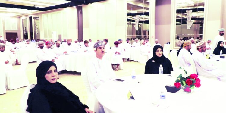 بحث مستجدات العملية التعليمية مع إدارات المدارس بظفار