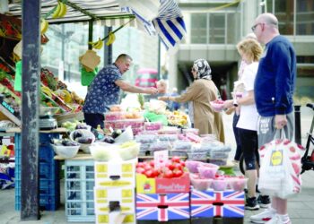 اقتصاد بريطانيا ينكمش في بداية ما يخشى أن يكون ركودا مطولا