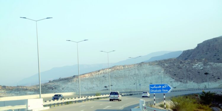 طريق ضباب ـ فنس بقريات .. تأخر الإنارة يثير التساؤلات  !