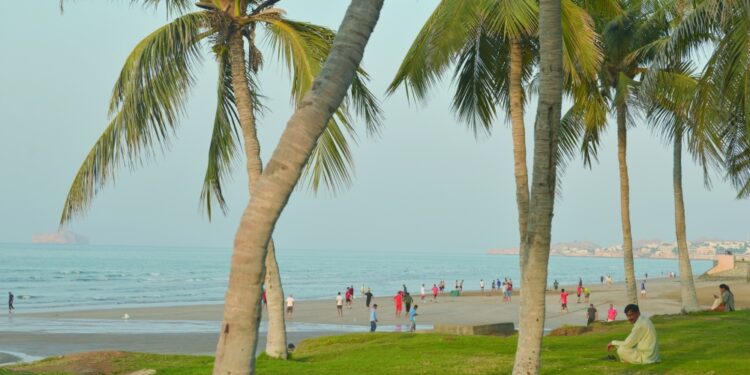 سلوكيات خاطئة تقلق الراحة العامة في الشواطئ