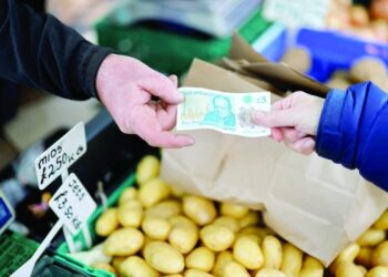 UK economy shrinks at start of feared long recession