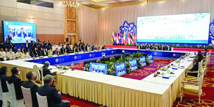 اتفاق مبدئي على انضمام تيمور الشرقية الى المنظمة الإقليمية
"اسيان" تعقد قمة في كمبوديا يطغى عليها انسداد المفاوضات مع بورما 1 اتفاق مبدئي على انضمام تيمور الشرقية الى المنظمة الإقليمية
“اسيان” تعقد قمة في كمبوديا يطغى عليها انسداد المفاوضات مع بورما