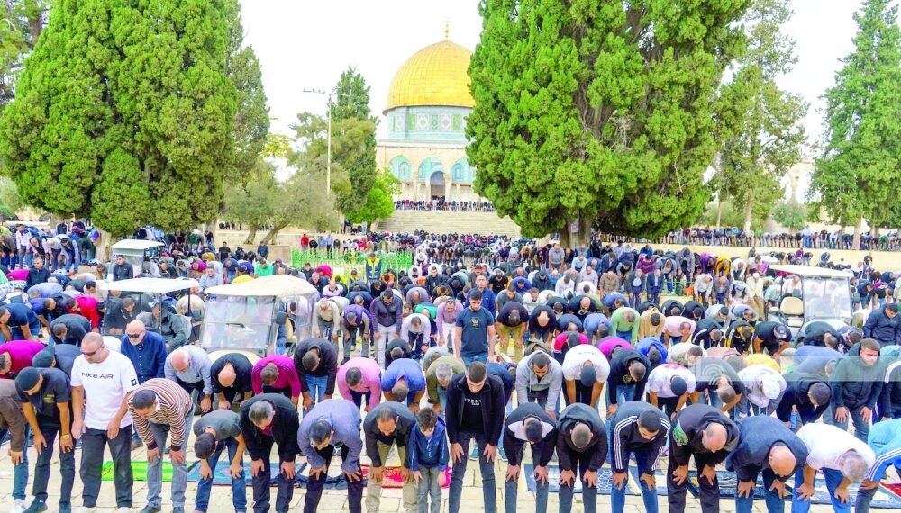 60 ألفا يؤدون الجمعة في الأقصى رغم الإجراءات العسكرية المشددة 1 60 ألفا يؤدون الجمعة في الأقصى رغم الإجراءات العسكرية المشددة
