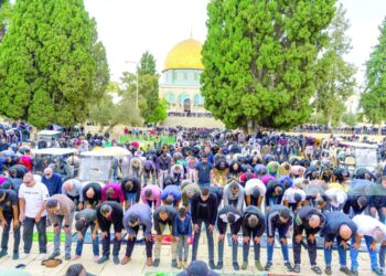 60 ألفا يؤدون الجمعة في الأقصى رغم الإجراءات العسكرية المشددة