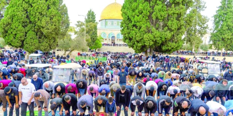 60 ألفا يؤدون الجمعة في الأقصى رغم الإجراءات العسكرية المشددة