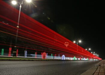 الزينات تكسو المباني والطرق ابتهاجا بالعيد الوطني الـ52 المجيد