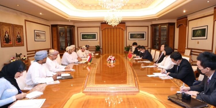 سلطنة عُمان والصين تبحثان تعزيز أوجه التعاون الثنائي
