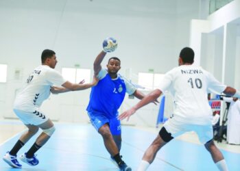 نادي عمان يقتنص فوزا صعبا أمام مسقط بدوري الدرجة الأولى لليد