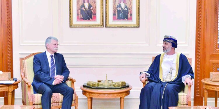 نيابة عن جلالة السلطان.. السيد فهد يستقبل رئيس الجمعية الوطنية المجرية
