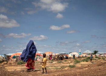 الكوارث المناخية تضع محنة النازحين في بؤرة اهتمام مؤتمر “كوب27”