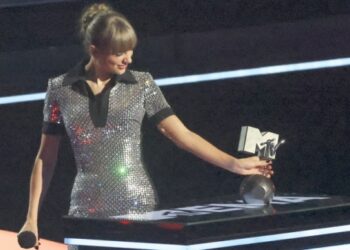 Taylor Swift wins most prizes at MTV Europe Music Awards