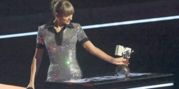 Taylor Swift wins most prizes at MTV Europe Music Awards