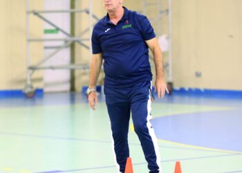 “اليد” يجدد عقده مدرب المنتخب الوطني مراد بوسبت