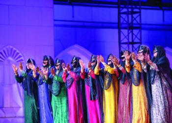 «الموسيقى التقليدية العمانية» تطرب الحضور بالغناء والرقص الشعبي