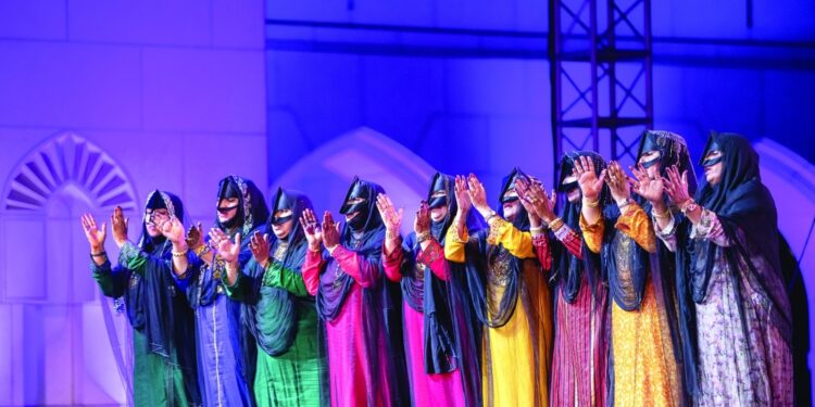 «الموسيقى التقليدية العمانية» تطرب الحضور بالغناء والرقص الشعبي