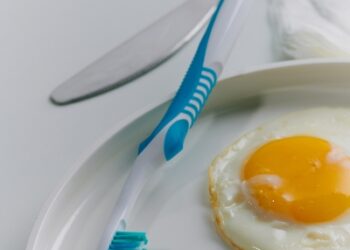 Is it better to brush before breakfast or after?