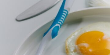 Is it better to brush before breakfast or after?