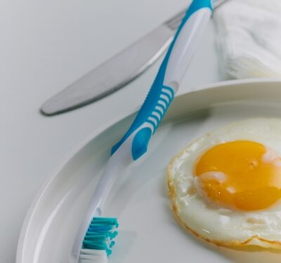 Is it better to brush before breakfast or after? 1 Is it better to brush before breakfast or after?