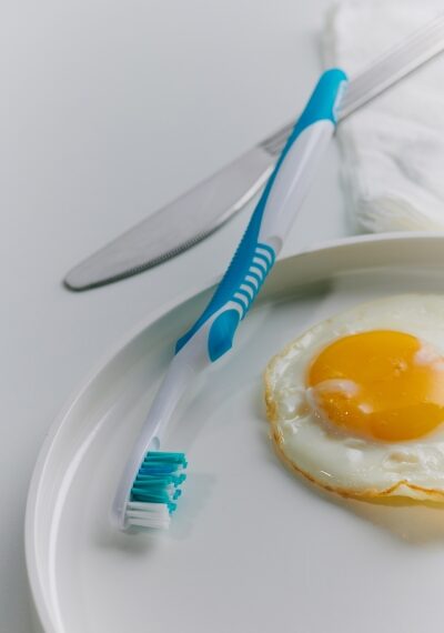 Is it better to brush before breakfast or after? 1 Is it better to brush before breakfast or after?