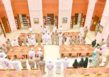 منتسبو دورة كلية الدفاع الوطني يتعرفون على صلاحيات مجلس الشورى
