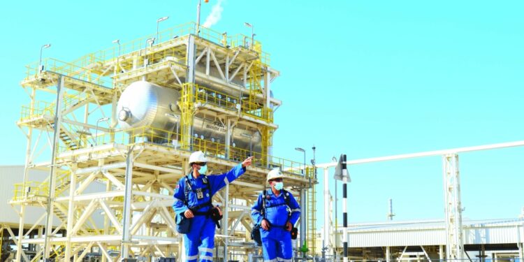 البرنامج الوطني للتشغيل يوفر حلول تشغيل مستدامة وفرصا وظيفية في مختلف القطاعات تطويـر منظومـة التدريـب والتأهيـل للكوادر الوطنية لضمان جاهزيتهم لسوق العمل 1 البرنامج الوطني للتشغيل يوفر حلول تشغيل مستدامة وفرصا وظيفية في مختلف القطاعاتتطويـر منظومـة التدريـب والتأهيـل للكوادر الوطنية لضمان جاهزيتهم لسوق العمل