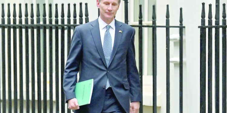 المملكة المتحدة تكشف عن ميزانية تقشف رغم الركود