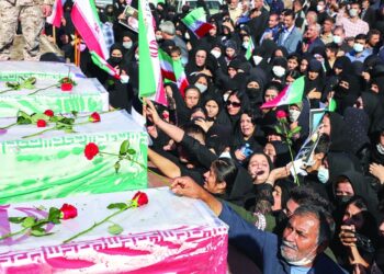 إيران: متظاهرون يضرمون النار في منزل أجداد الخميني
