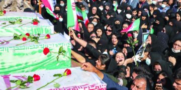إيران: متظاهرون يضرمون النار في منزل أجداد الخميني