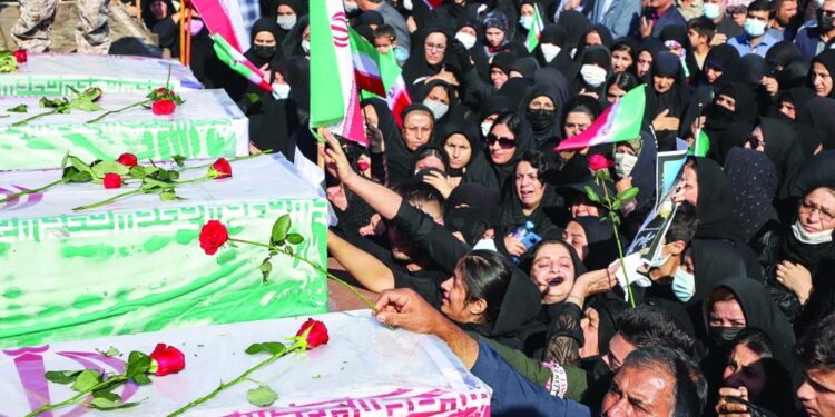 إيران: متظاهرون يضرمون النار في منزل أجداد الخميني