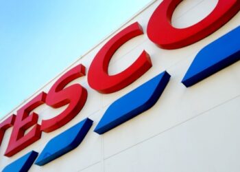 As recession bites, Tesco offers staff pay advance