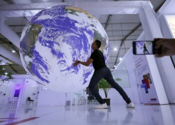 COP27 delegates struggle to reach deal as deadline looms