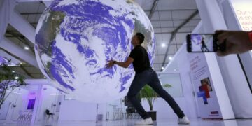 COP27 delegates struggle to reach deal as deadline looms