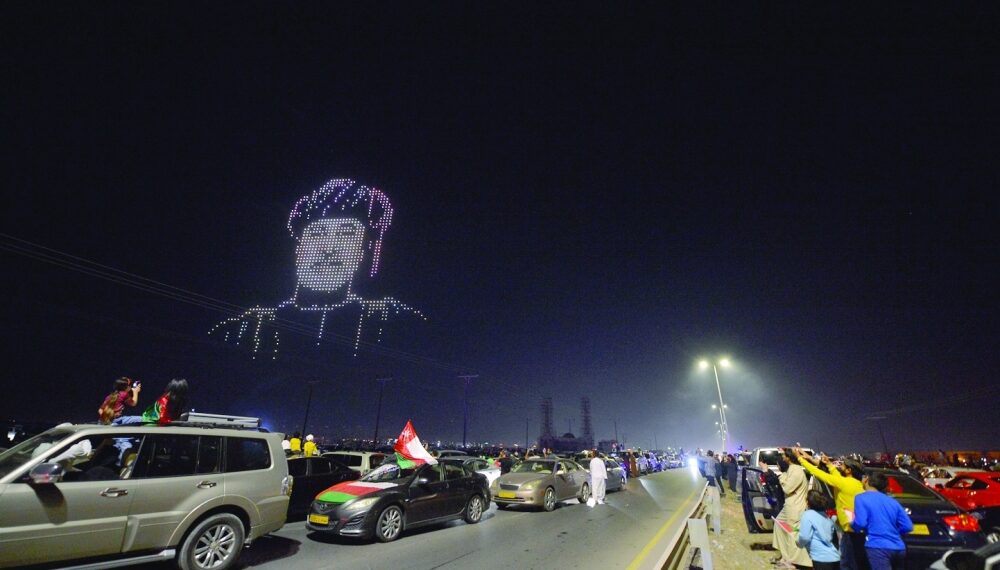 سماء السيب تتزين بعروض الدرون والليزر احتفالا بالعيد الوطني «52» المجيد