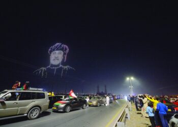 سماء السيب تتزين بعروض الدرون والليزر احتفالا بالعيد الوطني «52» المجيد