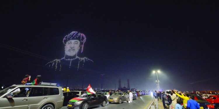 سماء السيب تتزين بعروض الدرون والليزر احتفالا بالعيد الوطني «52» المجيد