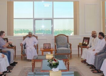 محافظ جنوب الباطنة يلتقي بفريق عُمان للطيران الشراعي
