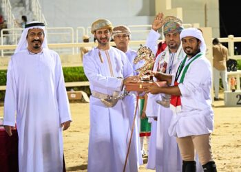 محمد الشملان يحتفي بالعيد الوطني على صهوة الجواد من أبوظبي إلى مسقط