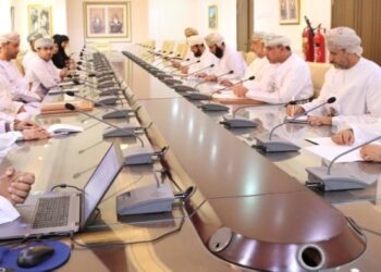 بحث الجوانب الاقتصادية والاجتماعية للمشروعات الجاري تنفيذها بمحافظة الداخلية