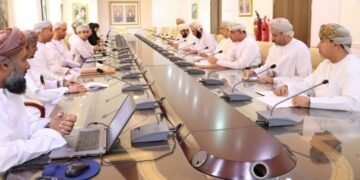بحث الجوانب الاقتصادية والاجتماعية للمشروعات الجاري تنفيذها بمحافظة الداخلية