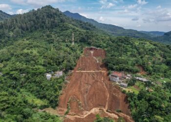 Many school children among 252 dead in Indonesian earthquake