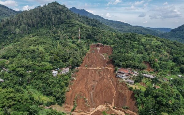 Many school children among 252 dead in Indonesian earthquake
